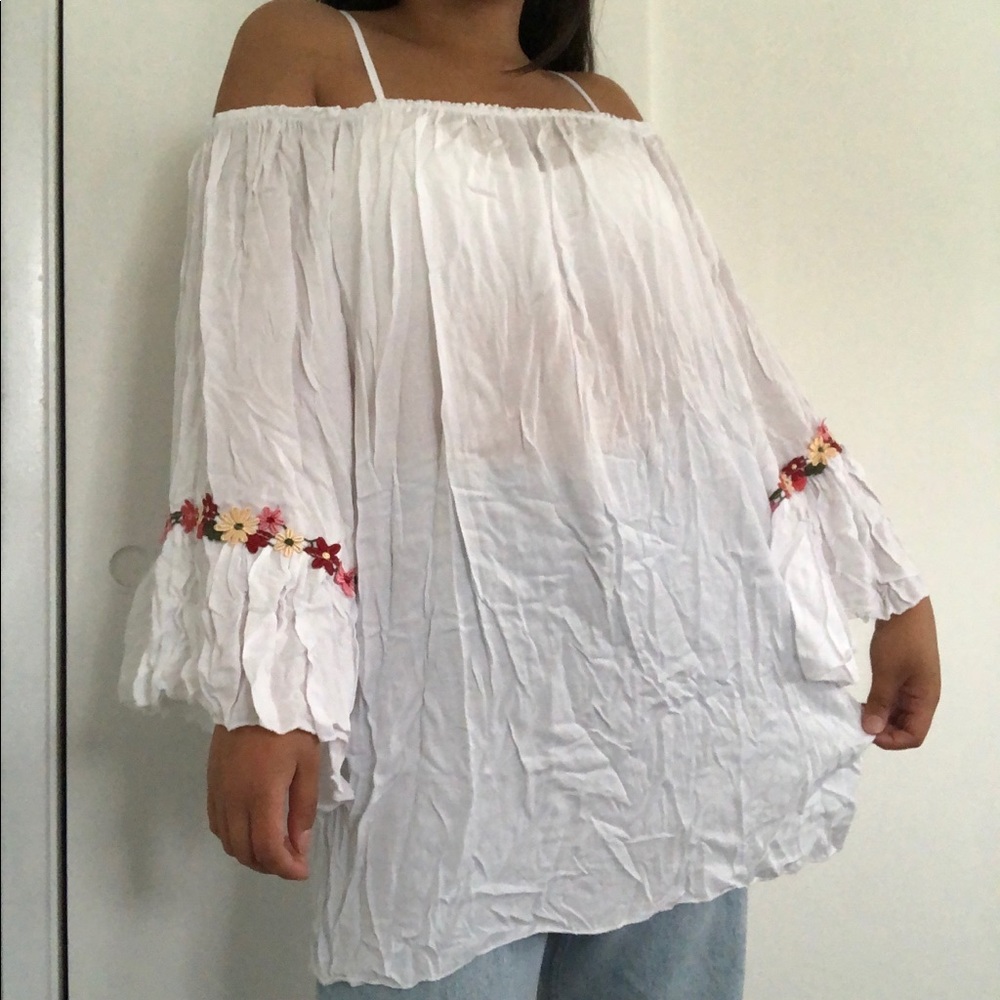 Off-the-Shoulder White Top w/ Flowers 🌺